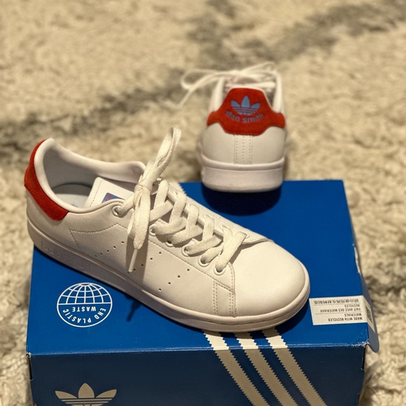 Adidas Stan Smith power red logo w cornflower blue detail. - Picture 3 of 5